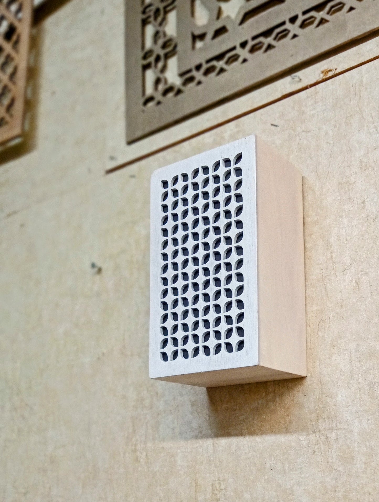 Cache-sonnette en bois — Modèle Shaba, dimensions personnalisées | Fabriqué à la main à Montréal