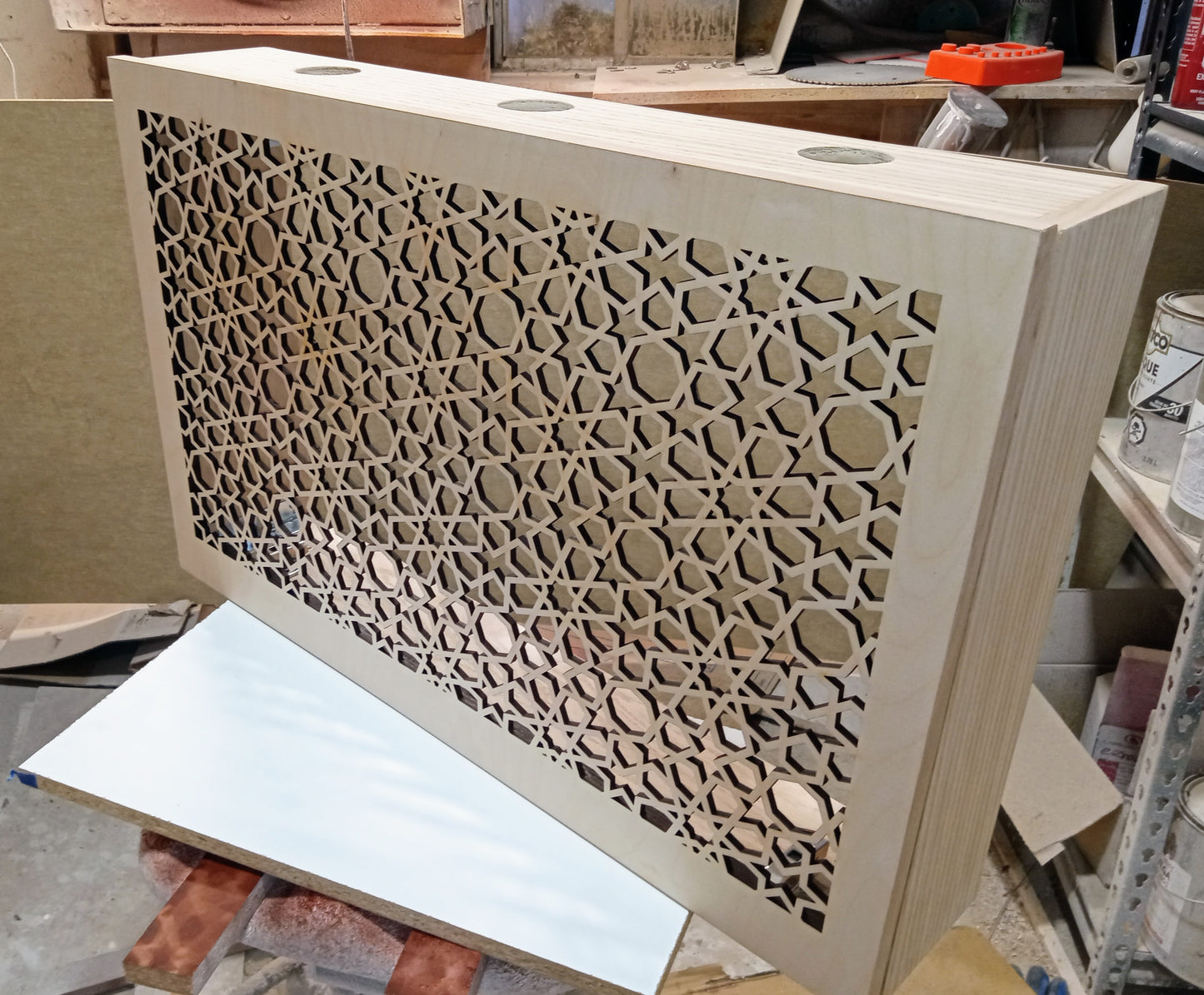 Boîtier en bois pour routeur Wi-Fi — Dimensions sur mesure, porte à charnières