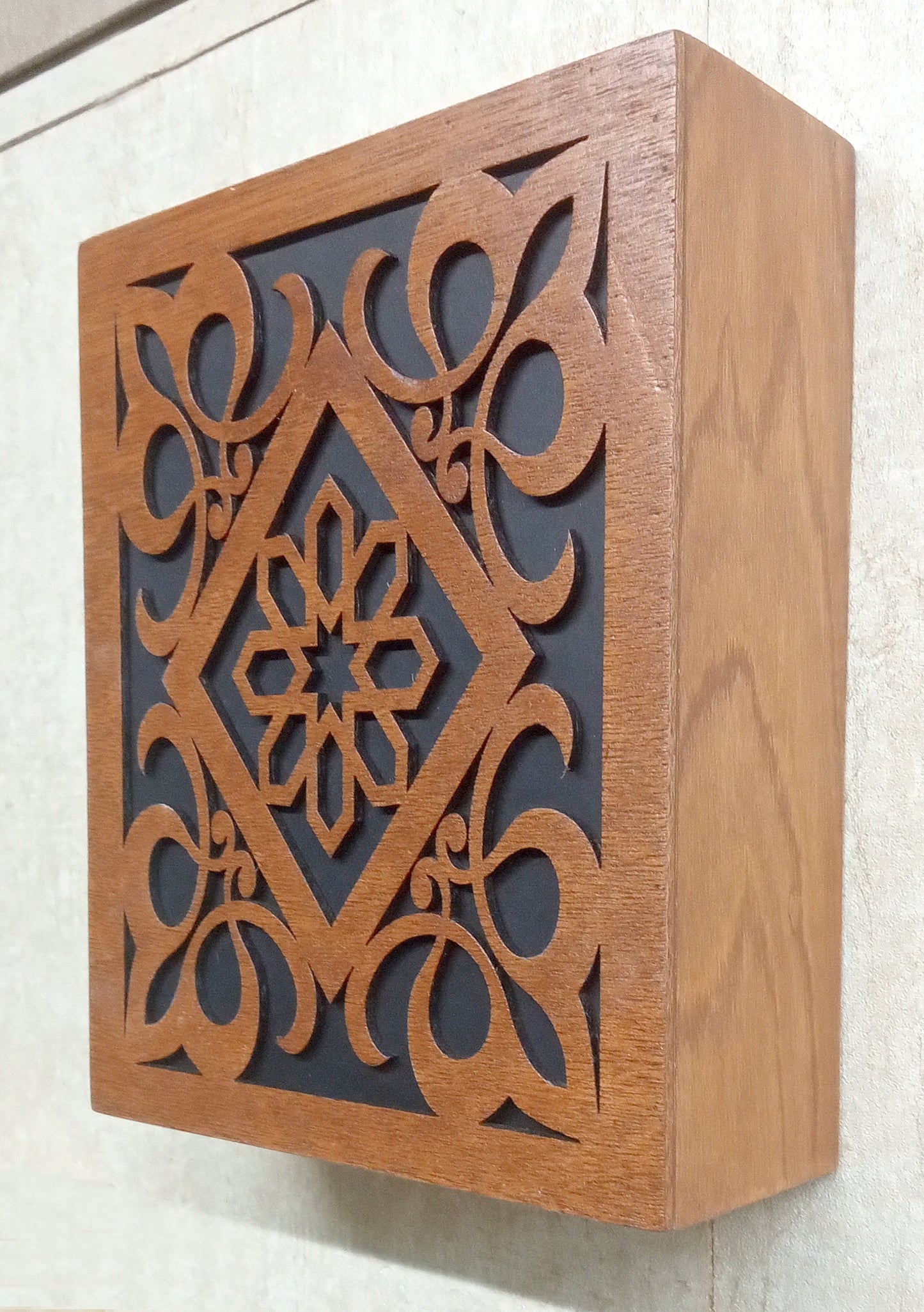 Plaque de sonnette en bois faite main - Modèle Kani 